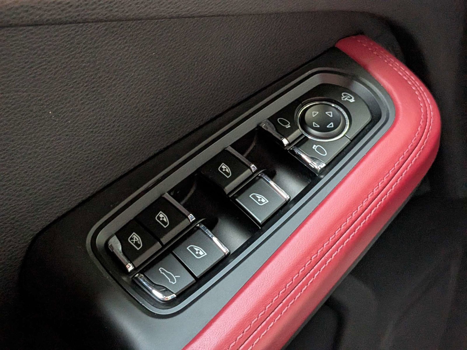 Used 2023 Porsche Macan AWD/4WD image 28