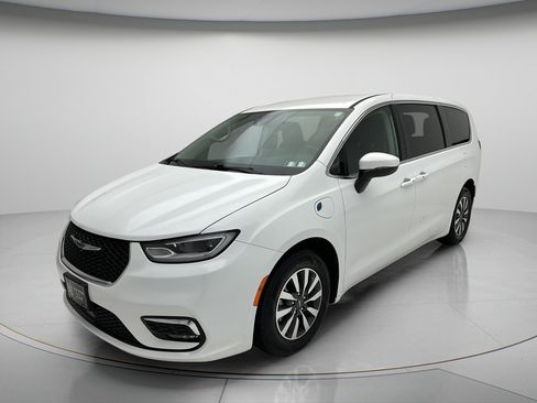 Used 2023 Chrysler Pacifica Touring-L FWD image 3