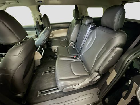 Used 2026 Kia Carnival FWD image 28