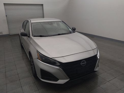 Used 2024 Nissan Altima 2.5 SV FWD image 14