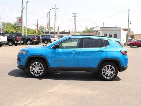 Used 2023 Jeep Compass Latitude AWD/4WD image 4