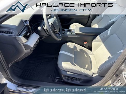 Used 2025 Toyota Camry SE w/ Convenience Package FWD image 14