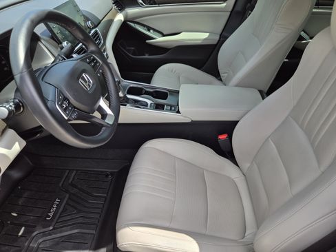 Used 2018 Honda Accord Touring image 9