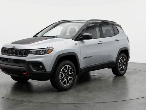 Used 2025 Jeep Compass Trailhawk w/ Trailer Tow Group AWD/4WD image 3
