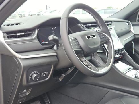 New 2025 Jeep Grand Cherokee Altitude image 10