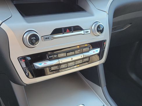 Used 2022 Ford Explorer XLT image 19