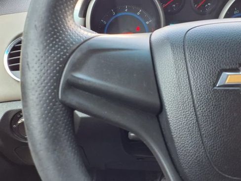 Used 2015 Chevrolet Cruze LS FWD image 16