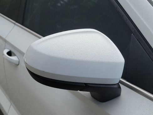 Used 2023 Volkswagen Taos SE w/ Panoramic Sunroof Package image 8