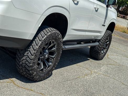 Used 2022 Chevrolet Tahoe Z71 w/ Luxury Package AWD/4WD image 32