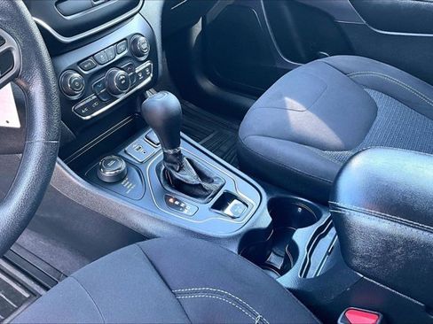 Used 2019 Jeep Cherokee Latitude w/ Popular Appearance Group AWD/4WD image 18