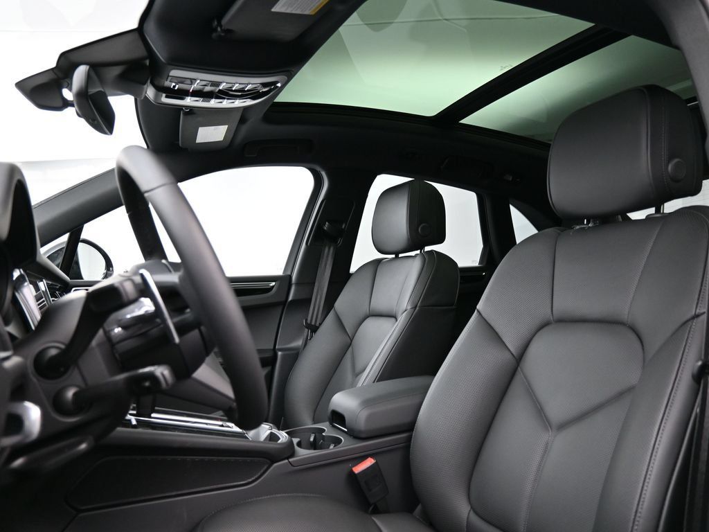 Certified 2025 Porsche Macan AWD/4WD image 5