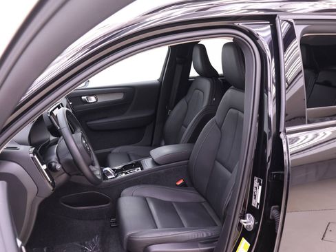 Certified 2025 Volvo XC40 B5 Plus image 6