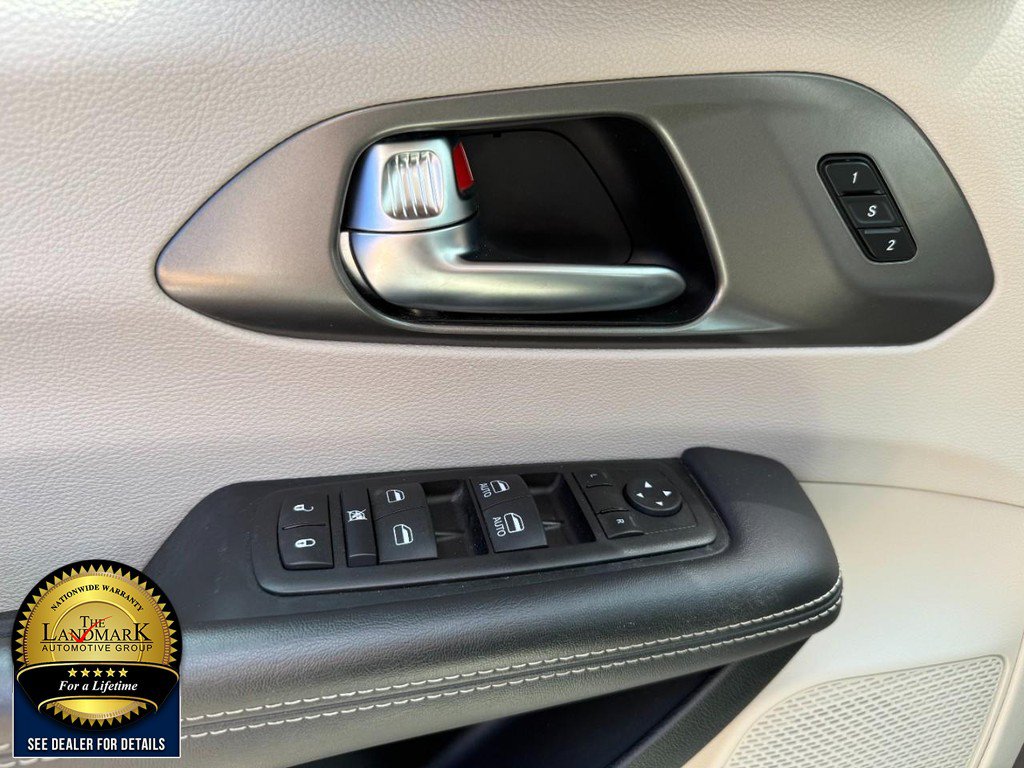 Used 2024 Chrysler Pacifica Touring-L FWD image 8