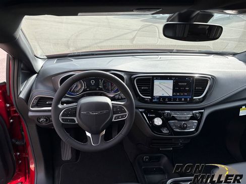 New 2026 Chrysler Pacifica Select image 12