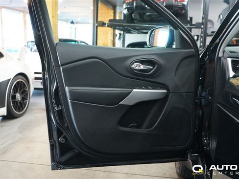 Used 2022 Jeep Cherokee Sport AWD/4WD image 13