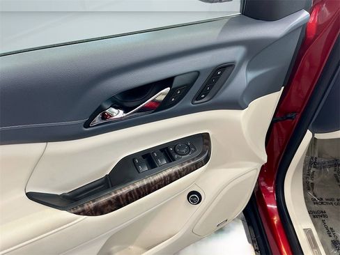 Used 2021 GMC Acadia Denali w/ Denali Technology Package image 18