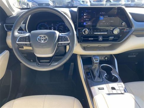 Used 2024 Toyota Highlander Limited image 11
