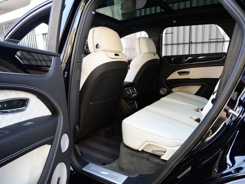 Used 2023 Bentley Bentayga AWD/4WD image 20