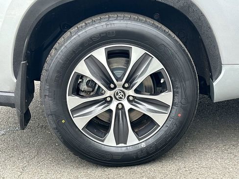 Used 2022 Toyota Highlander XLE AWD/4WD image 9