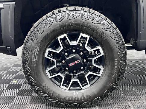 Used 2025 GMC Sierra 2500 AT4X AWD/4WD image 11