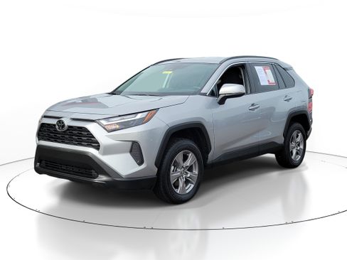 Used 2025 Toyota RAV4 XLE AWD/4WD image 2