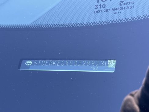 Used 2025 Toyota Sienna Platinum image 40