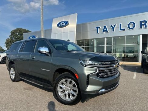 Used 2023 Chevrolet Suburban Premier AWD/4WD image 1