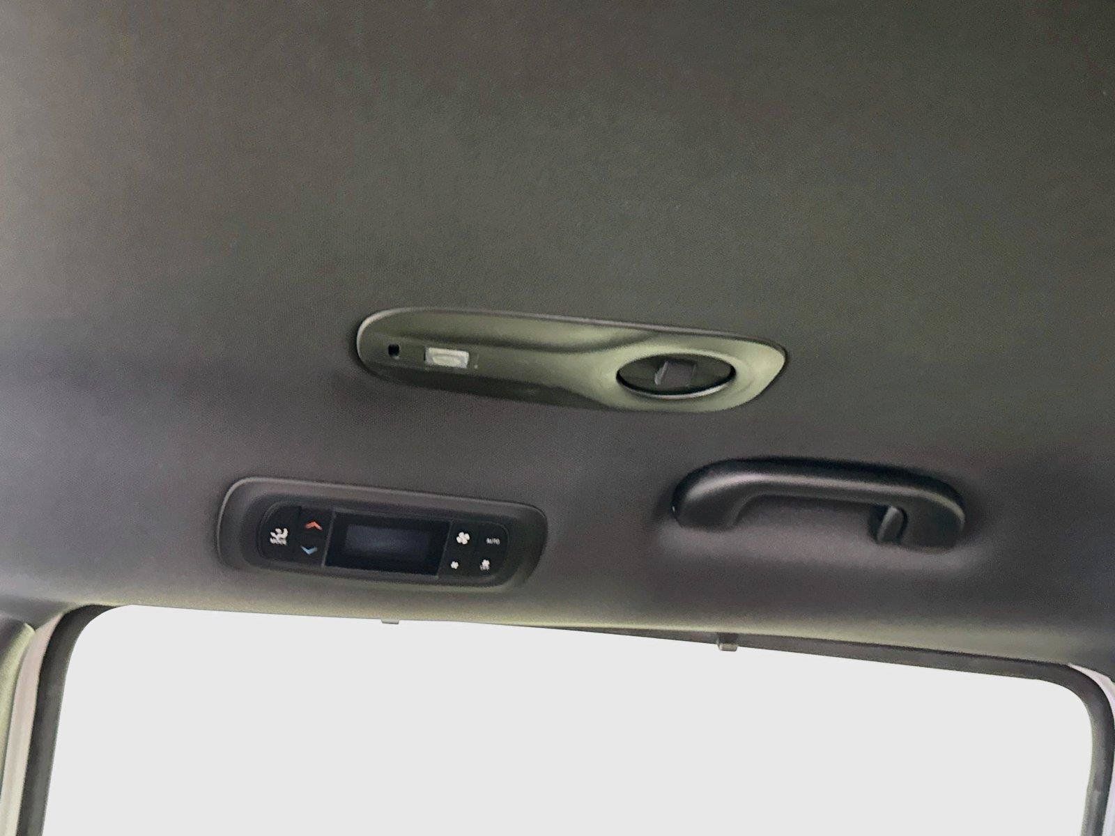 New 2027 Chrysler Pacifica Select AWD/4WD image 17