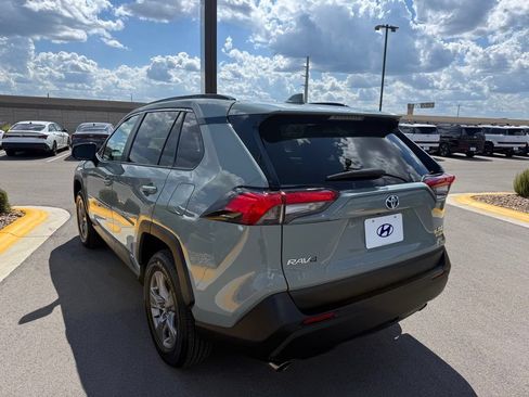 Used 2022 Toyota RAV4 XLE w/ Convenience Package AWD/4WD image 4