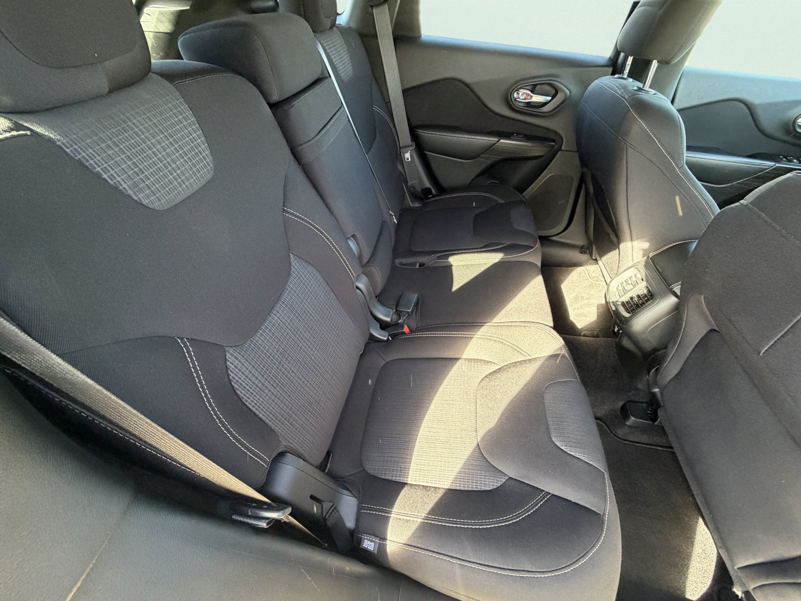 Used 2015 Jeep Cherokee Latitude FWD image 13