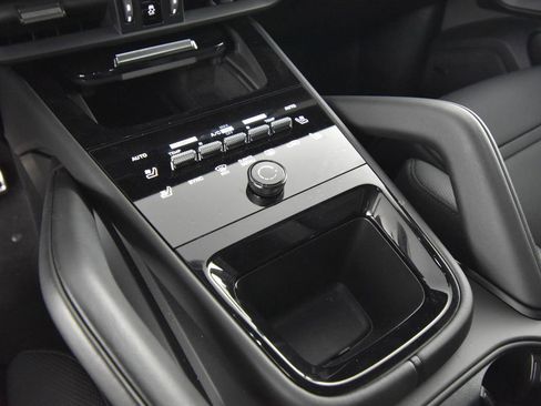 Certified 2024 Porsche Cayenne S AWD/4WD image 23