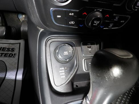 Used 2017 Jeep Compass Latitude w/ Popular Equipment Group AWD/4WD image 15
