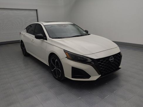 Used 2023 Nissan Altima 2.5 SR w/ SR Premium Package image 13