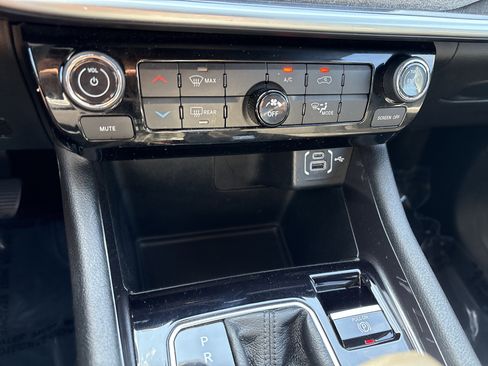 Used 2024 Jeep Compass Latitude image 30