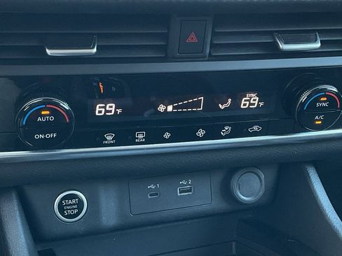 Used 2023 Nissan Rogue SV image 31