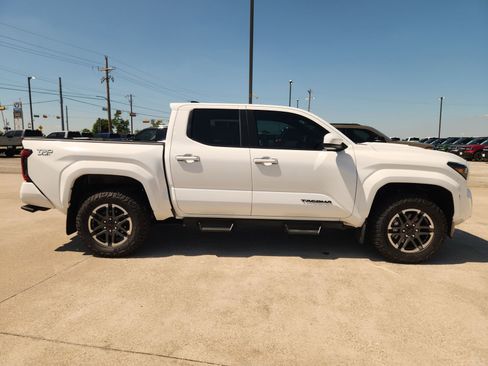 Used 2025 Toyota Tacoma TRD Sport AWD/4WD image 7