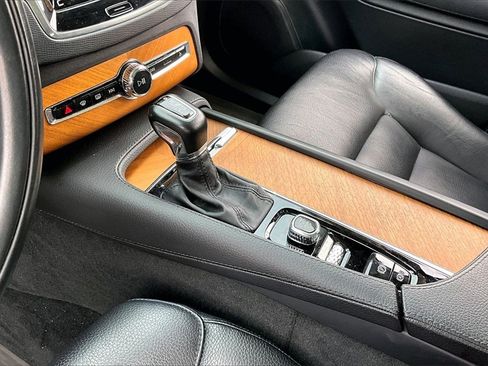 Used 2021 Volvo XC90 T6 Momentum w/ Climate Package image 15