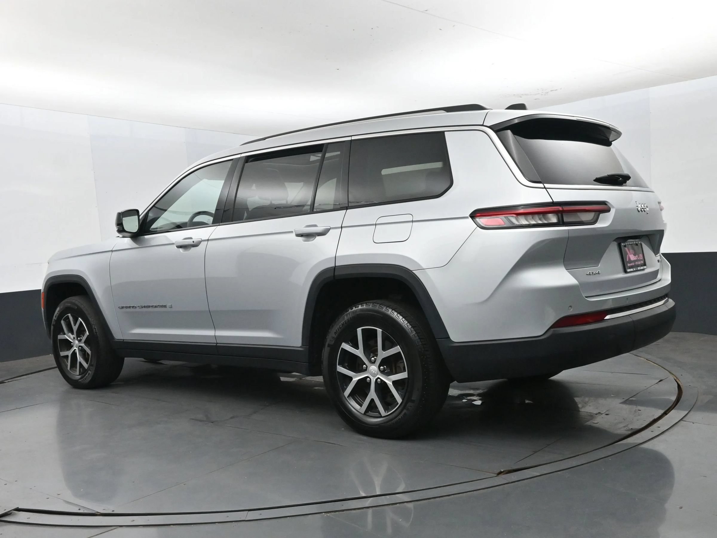 Used 2023 Jeep Grand Cherokee L Limited AWD/4WD image 7