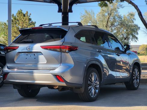 Used 2021 Toyota Highlander Platinum AWD/4WD image 3