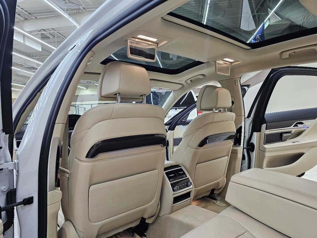 Used 2019 BMW 740i RWD image 27