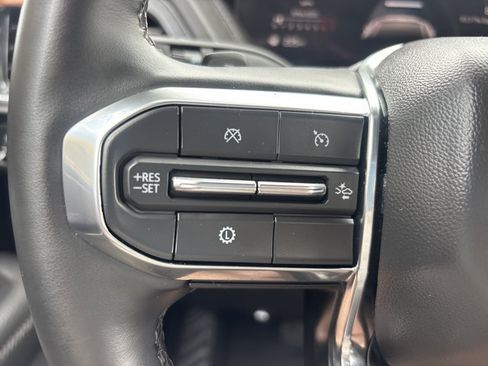 Used 2025 GMC Yukon Denali RWD image 31