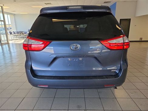 Used 2015 Toyota Sienna L image 7