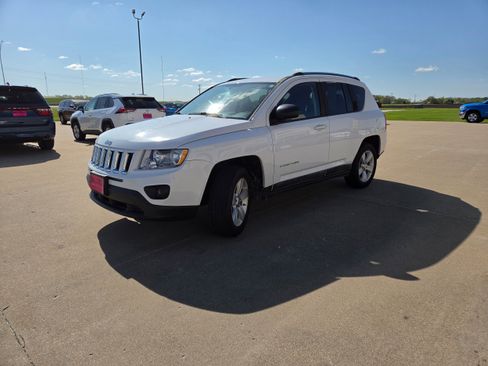 Used 2011 Jeep Compass Latitude AWD/4WD image 4