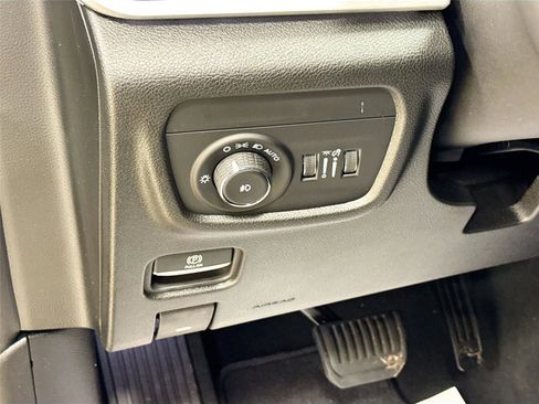 Used 2025 Jeep Grand Cherokee L Limited w/ Black Appearance Package image 10