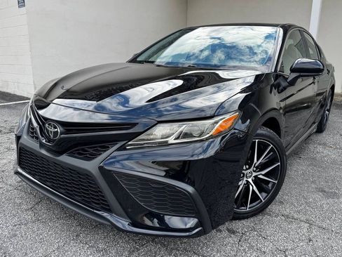 Used 2021 Toyota Camry SE image 1