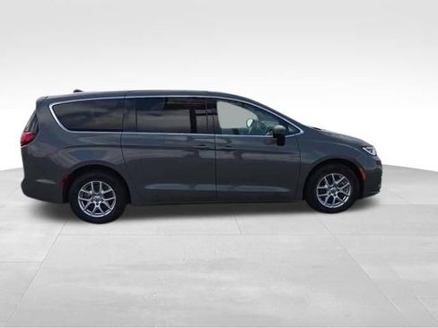 Used 2023 Chrysler Pacifica Touring-L FWD image 9
