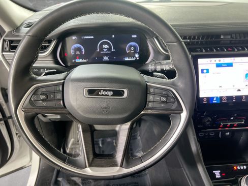 Used 2023 Jeep Grand Cherokee Limited w/ Black Appearance Package AWD/4WD image 11