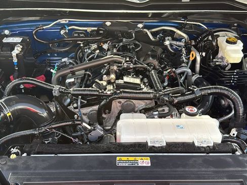 Certified 2025 Toyota Tacoma SR5 AWD/4WD image 34