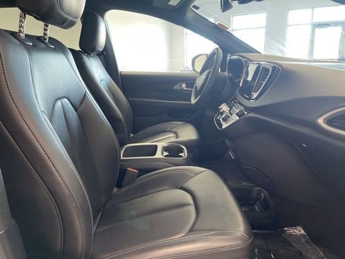 Used 2025 Chrysler Pacifica Select image 29
