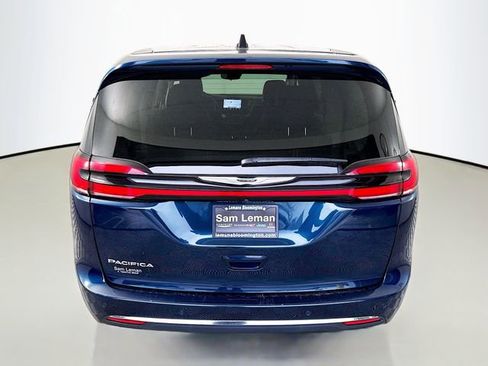 Used 2023 Chrysler Pacifica Touring-L image 6